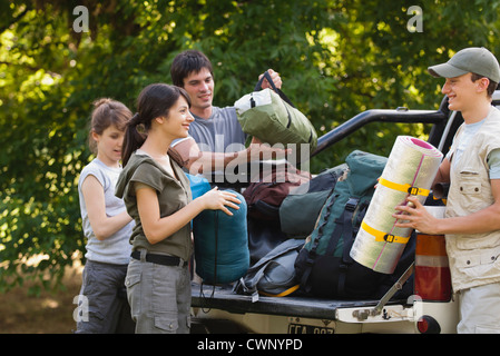 Junge Camper entladen Campingausrüstung von Rückseite des Pick-up-truck Stockfoto