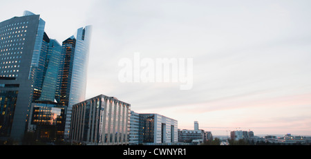 Pastellfarbene Himmel, Panoramablick auf die Skyline der Stadt Stockfoto