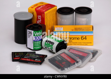 Fotografischer Film und digitalen Speichermedien CompactFlash (CF) für den Einsatz in Kameras. Stockfoto