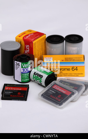 Fotografischer Film und digitalen Speichermedien CompactFlash (CF) für den Einsatz in Kameras. Stockfoto