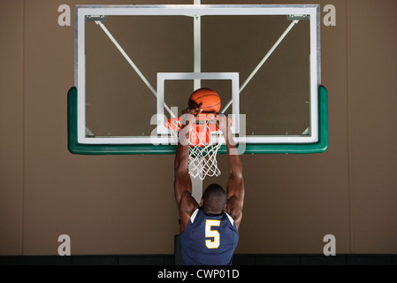 Basketball-Spieler, die Herstellung eines Korbes Stockfoto