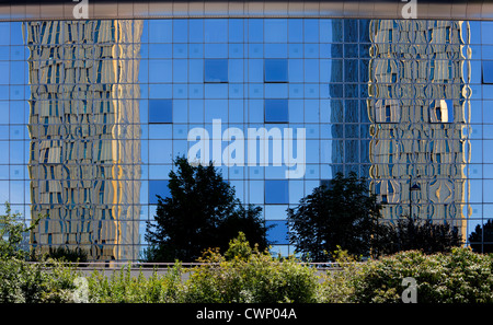 Europäischen Gerichtshofs, spiegelt sich in Glasverkleidung des Sofitel Hotels bauen, Kirchberg, Luxemburg, Europa Stockfoto