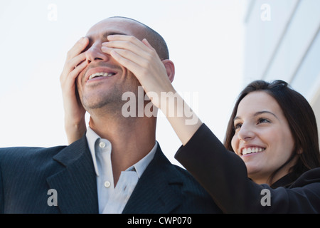 Junge Frau mit den Augen des Mannes, niedrigen Winkel Ansicht Stockfoto
