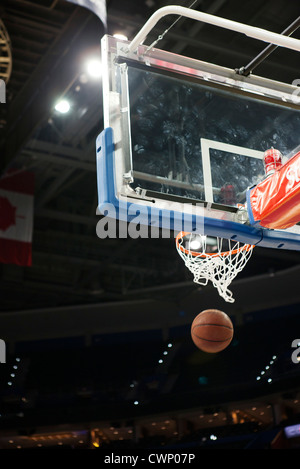 Basketball fallen durch Reifen Stockfoto