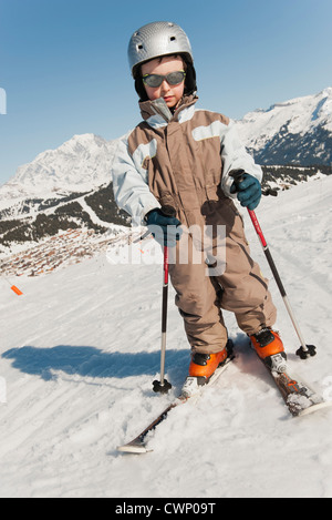 Junge im Skianzug, in voller Länge portrait Stockfoto