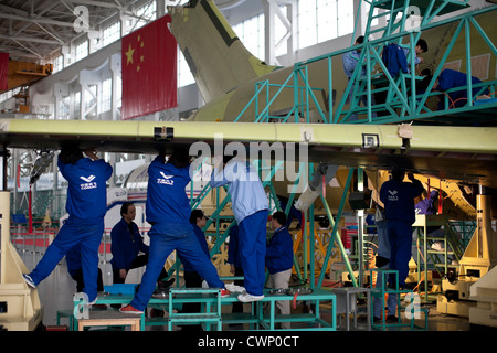 Chinesische Arbeiter bauen eine ARJ21 Passagierflugzeug in einer Fabrik von Shanghai Aircraft Manufacturing Company in Shanghai. Stockfoto