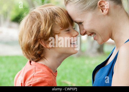 Mutter und junge Sohn Stirnen berühren Stockfoto