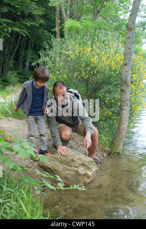 Vater und Sohn durch Fluss Stockfoto