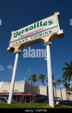 VERSAILLES KUBANISCHES WAHRZEICHEN RESTAURANT SCHILD CALLE OCHO LITTLE HAVANA MIAMI FLORIDA USA Stockfoto