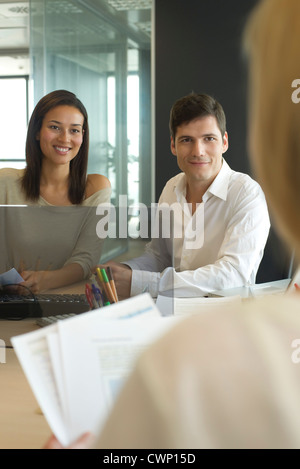 Mitarbeiter diskutieren Dokumente in office Stockfoto