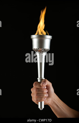 Hand des Mannes mit Fackel mit keine Flamme, beschnitten Stockfoto