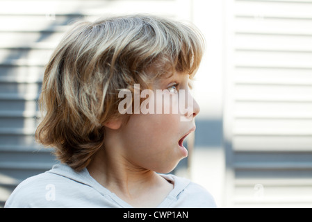 Junge mit schockiert Ausdruck wegschauen Stockfoto