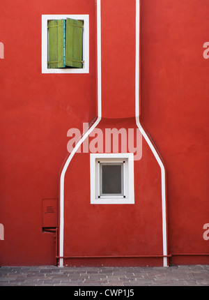 Italien, Provinz Venedig, Caorle, Fassade des Gebäudes mit Kamin Stockfoto
