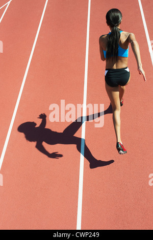 Weibliche Athleten laufen planmäßig, Rückansicht Stockfoto