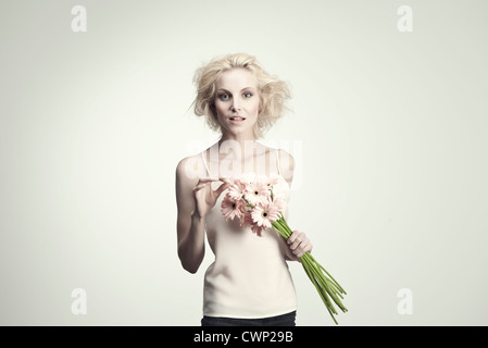Junge Frau mit Haufen von Gerbera daisies Stockfoto