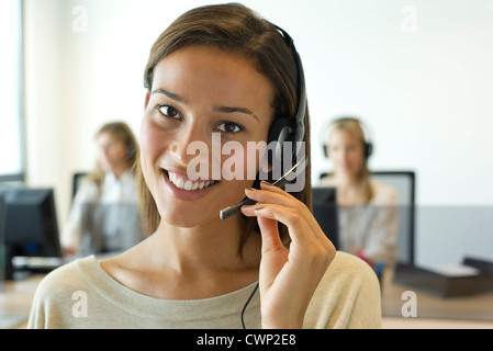 Frau mit Kopfhörer im Büro, Porträt Stockfoto