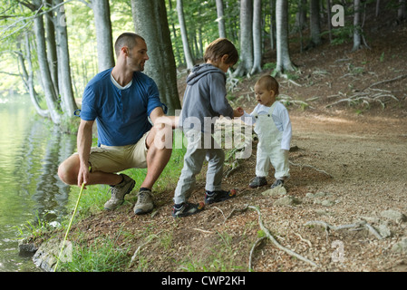 Jungen zeigen Babyschwester Fische, die er nur Gefangenen Stockfoto