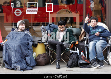 Fans Schlange vor Apple Flagshipstore in der Regent Street London vor dem Start des iPad 3 tablet Stockfoto