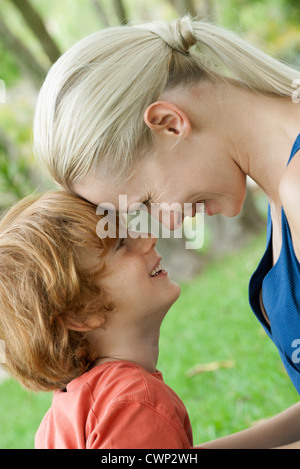 Mutter und junge Sohn Stirnen berühren Stockfoto