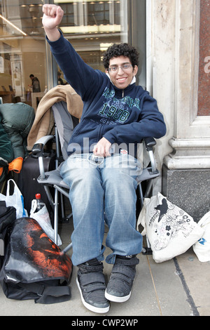 Fans Schlange vor Apple Flagshipstore in der Regent Street London vor dem Start des iPad 3 tablet Stockfoto