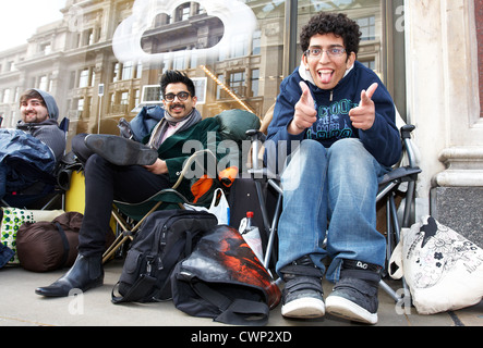 Fans Schlange vor Apple Flagshipstore in der Regent Street London vor dem Start des iPad 3 tablet Stockfoto