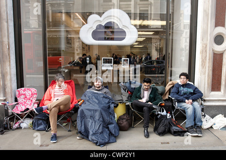 Fans Schlange vor Apple Flagshipstore in der Regent Street London vor dem Start des iPad 3 tablet Stockfoto