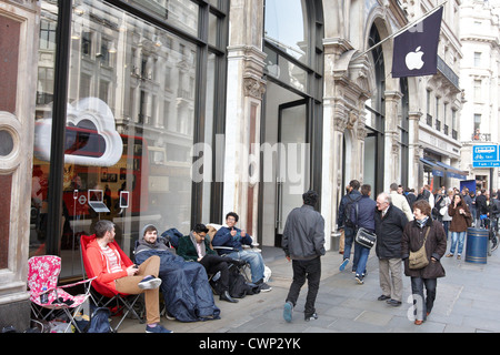 Fans Schlange vor Apple Flagshipstore in der Regent Street London vor dem Start des iPad 3 tablet Stockfoto