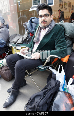 Fans Schlange vor Apple Flagshipstore in der Regent Street London vor dem Start des iPad 3 tablet Stockfoto