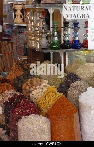 Körner und Samen im Souk der Bastakiya Viertel, Dubai, Vereinigte Arabische Emirate, Vereinigte Arabische Emirate, persischen, arabischen Halbinsel, Asien. Stockfoto