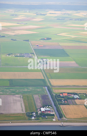 Holländische landwirtschaftliche Landschaft von oben auf Insel Texel, Niederlande Stockfoto