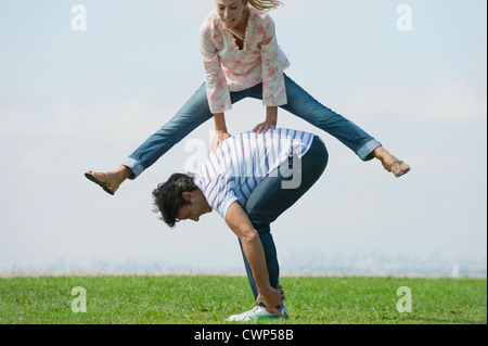 Älteres Paar spielen leapfrog Stockfoto