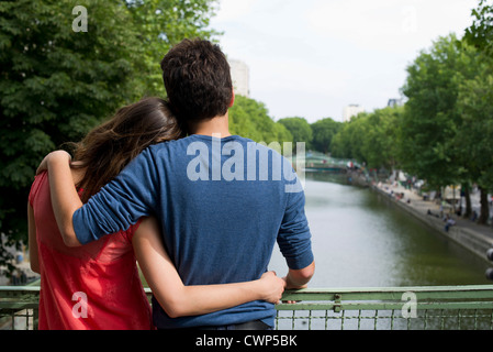 Paar stehen zusammen auf Brücke, Rückansicht Stockfoto