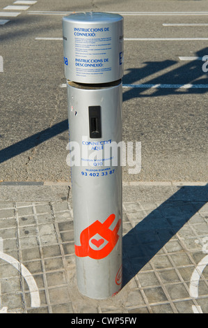 Auf Straße Ladesäule für Elektrofahrzeuge in Barcelona, Katalonien, Spanien, ES Stockfoto