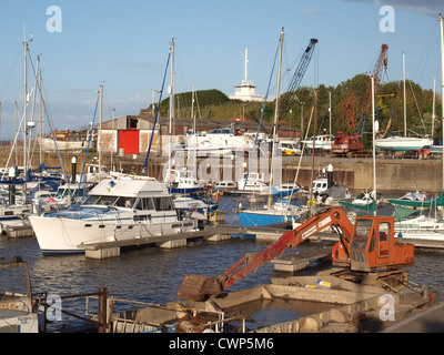 Watchet Hafen und Schiff Hof mit Bagger im Vordergrund Somerset. UK Stockfoto