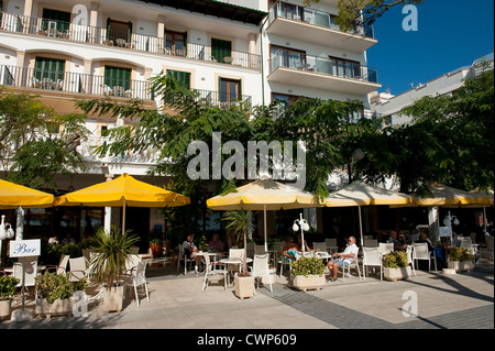 Menschen Sie sitzen und Essen unter freiem Himmel vor einem Restaurant in Puerto Pollensa, Mallorca, Spanien. Stockfoto