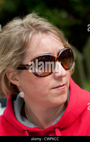 Porträt einer Frau mittleren Alters mit Sonnenbrille hautnah. Stockfoto