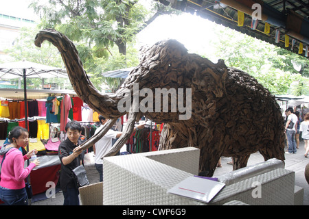 Thai hölzerner Elefant in Chatuchak Weekend Market in Bangkok Stockfoto