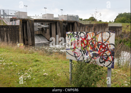Leigh Sperrwerks am Fluss Medway, leicht bewölkt Stockfoto