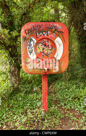 Graffiti auf einem Rettungsring neben einen Fluss Weg auf einem nicht viel genutzte überwucherten Wanderweg neben Fluss Medway Stockfoto