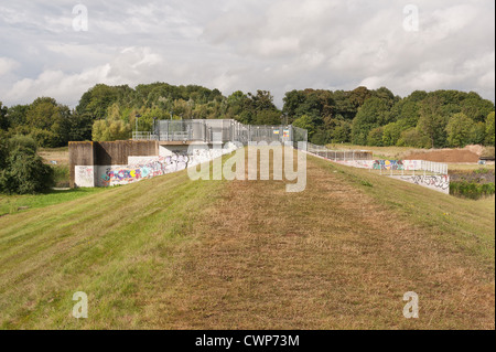 Leigh Sperrwerks am Fluss Medway, leicht bewölkt Stockfoto