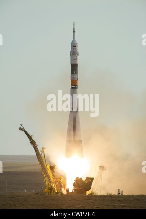 Die Sojus TMA - 05M-Rakete startet vom Weltraumbahnhof Baikonur in Kasachstan auf Sonntag, 15. Juli 2012 tragen Expedition 32 Sojus Commander Yuri Malenchenko, NASA Flight Engineer Sunita Williams und JAXA (Japan Aerospace Exploration Agency) Flight Engineer Akihiko Hoshide zur internationalen Raumstation ISS. Stockfoto