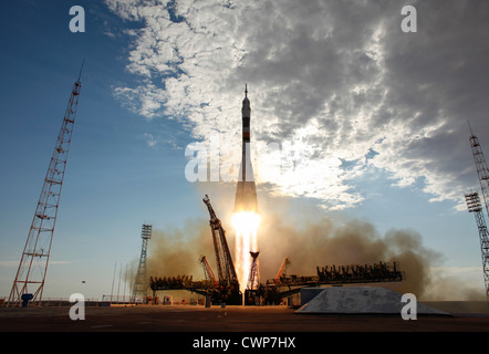 Die Sojus TMA - 05M-Rakete startet vom Weltraumbahnhof Baikonur in Kasachstan auf Sonntag, 15. Juli 2012 tragen Expedition 32 Sojus Commander Yuri Malenchenko, NASA Flight Engineer Sunita Williams und JAXA (Japan Aerospace Exploration Agency) Flight Engineer Akihiko Hoshide zur internationalen Raumstation ISS. Stockfoto