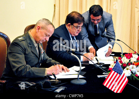 Kommandeur der US-Streitkräfte in Afghanistan General John R. Allen und afghanischer Minister für Verteidigung Abdul Rahim Wardak unterzeichnen eine Vereinbarung über den Prozess, mit dem afghanischen nationalen Sicherheitskräfte die Führung auf spezielle Operationen 8. April 2012 in Kabul, Afghanistan übernehmen kann. Stockfoto