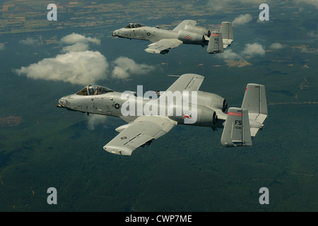 Zwei a-10 Thunderbolt II Warzenschwein-Jets zu manövrieren in Bildung 4. Juni 2012 über den Ouachita National Forest, Ark. Stockfoto