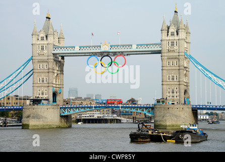 Olympische Ringe auf Tower Bridge, London, UK Stockfoto