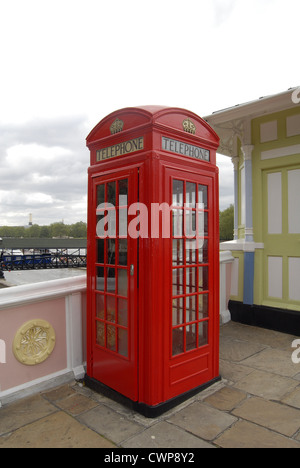 London rot Kabine Kabine in Albert Bridge Stockfoto