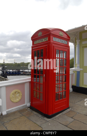 London rot Kabine Kabine in Albert Bridge Stockfoto