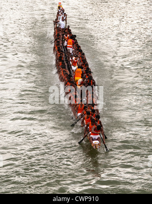 Snake Boot paddeln - racing zum Endpunkt in Nehru Trophäe-Regatta Alleppey, Alappuzha, Kerala Stockfoto