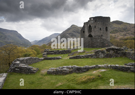 Dreizehnten Jahrhundert zerstörten Burg mit Bergfried, Dolbadarn Burg, Llanberis Pass, Snowdonia N.P, North Wales, kann Stockfoto