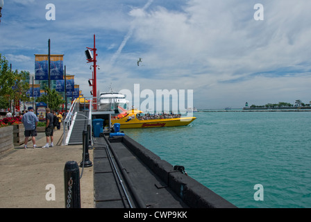 Seadog Speedboot Tour am Navy Pier in Chicago, Illinois Stockfoto